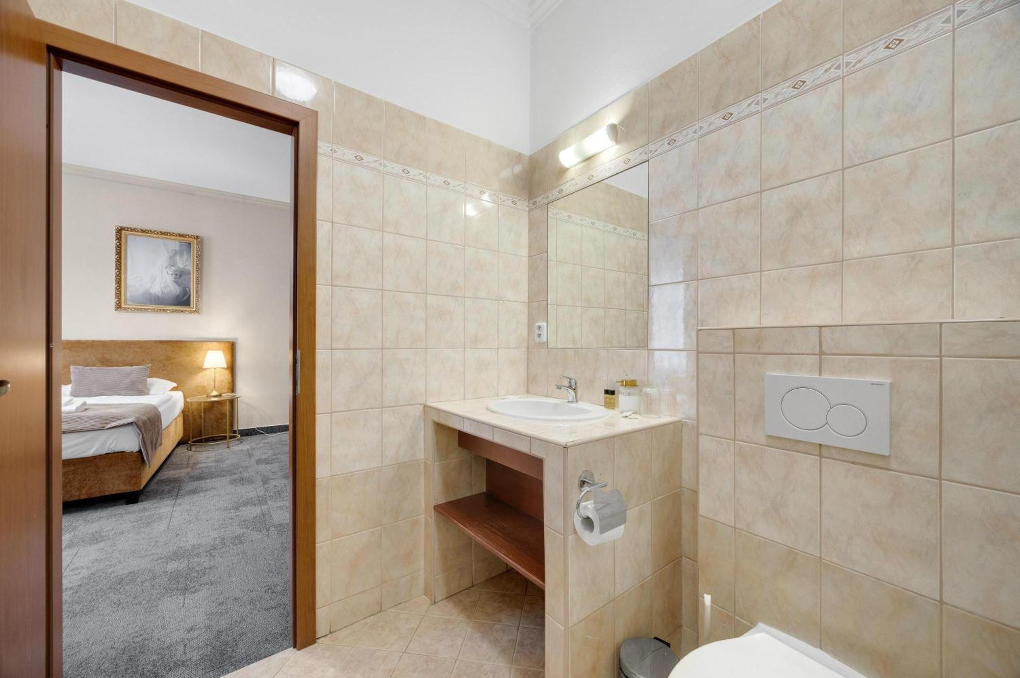 Hotel Reverie - Dependance, Check-In At Metropolitan Star Bratislava Dış mekan fotoğraf