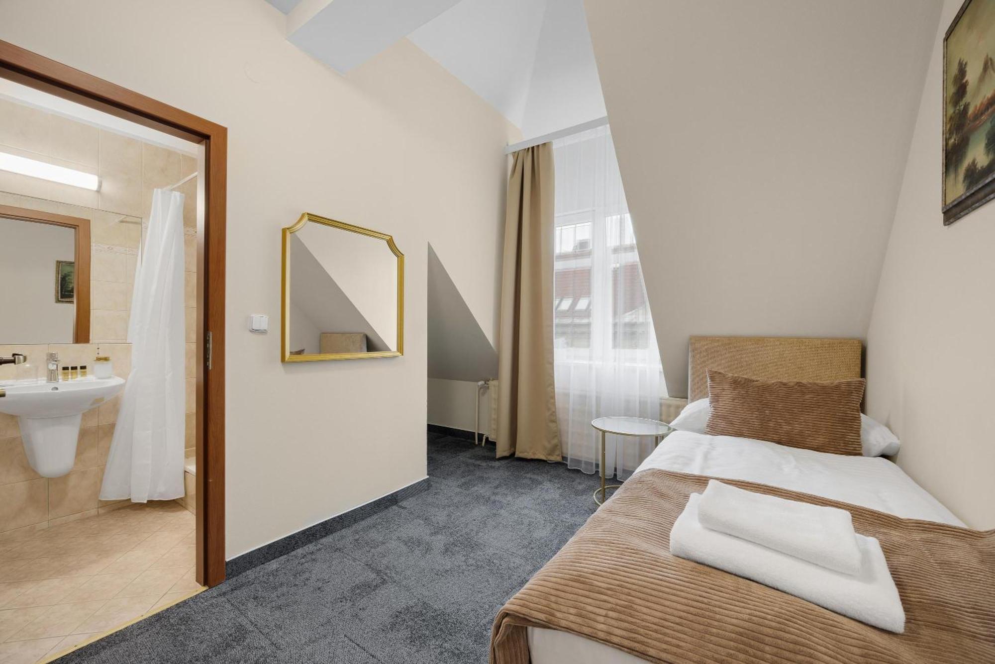 Hotel Reverie - Dependance, Check-In At Metropolitan Star Bratislava Dış mekan fotoğraf
