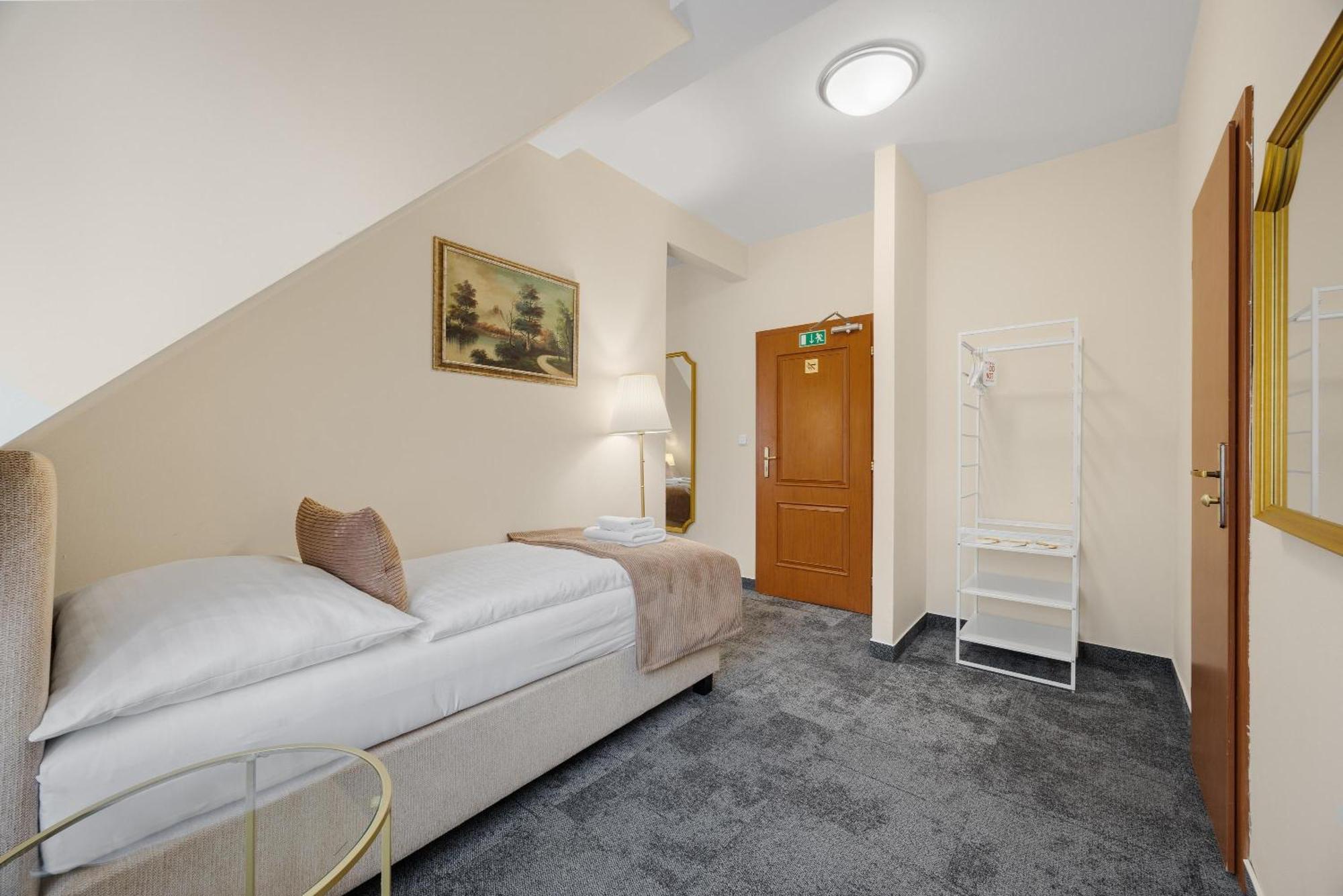 Hotel Reverie - Dependance, Check-In At Metropolitan Star Bratislava Dış mekan fotoğraf