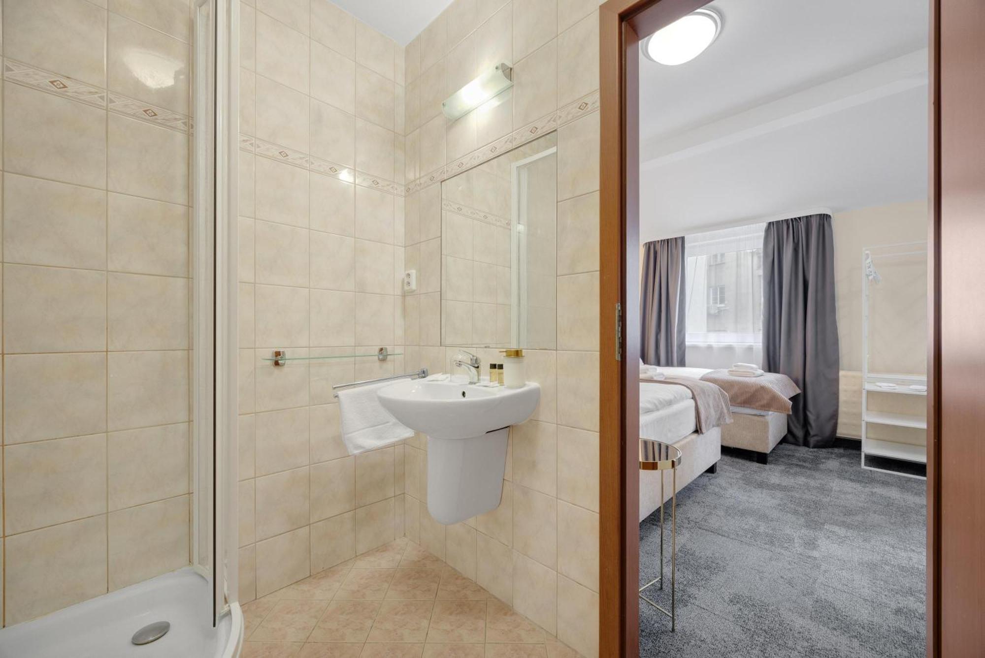 Hotel Reverie - Dependance, Check-In At Metropolitan Star Bratislava Dış mekan fotoğraf