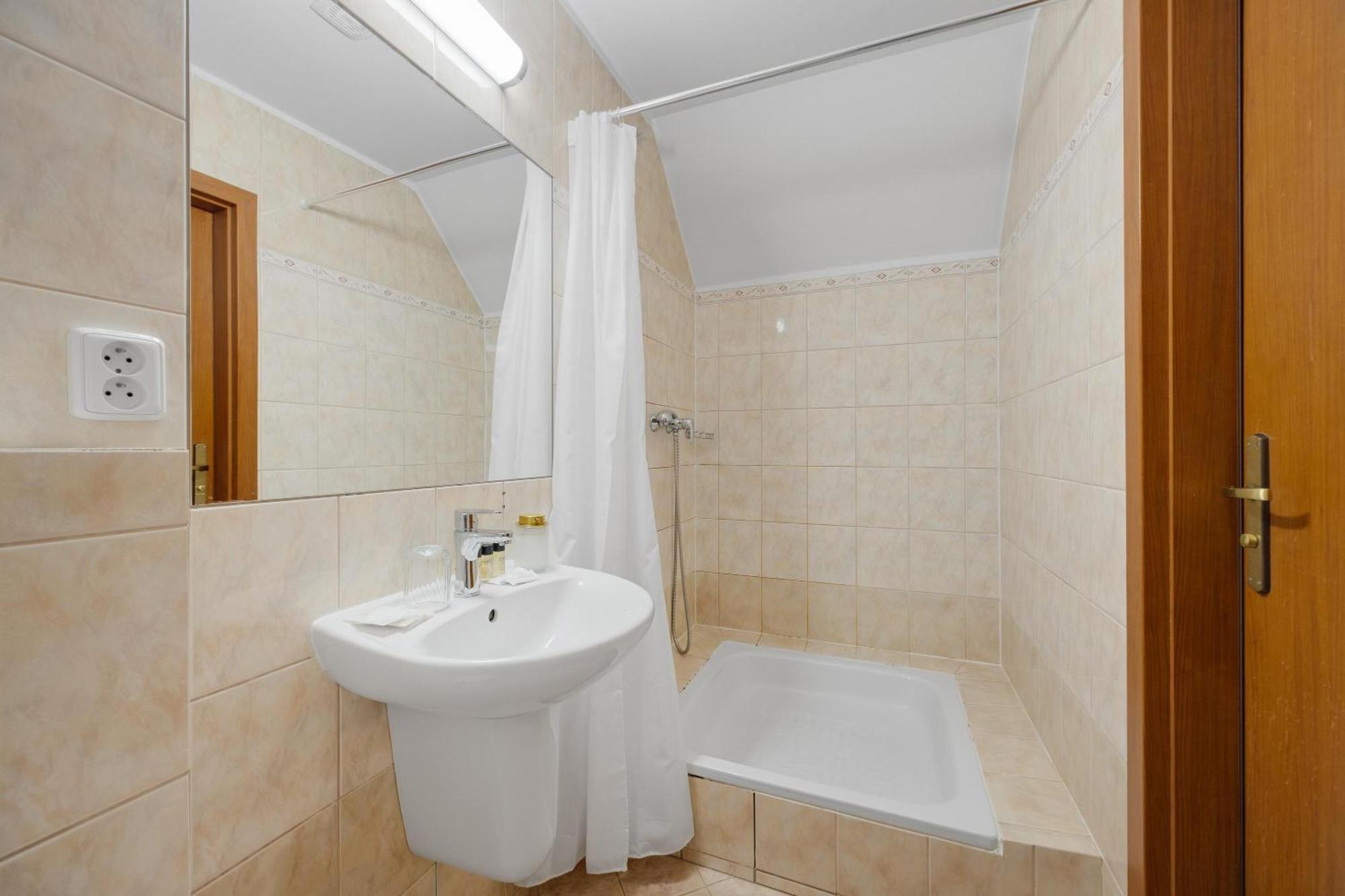 Hotel Reverie - Dependance, Check-In At Metropolitan Star Bratislava Dış mekan fotoğraf