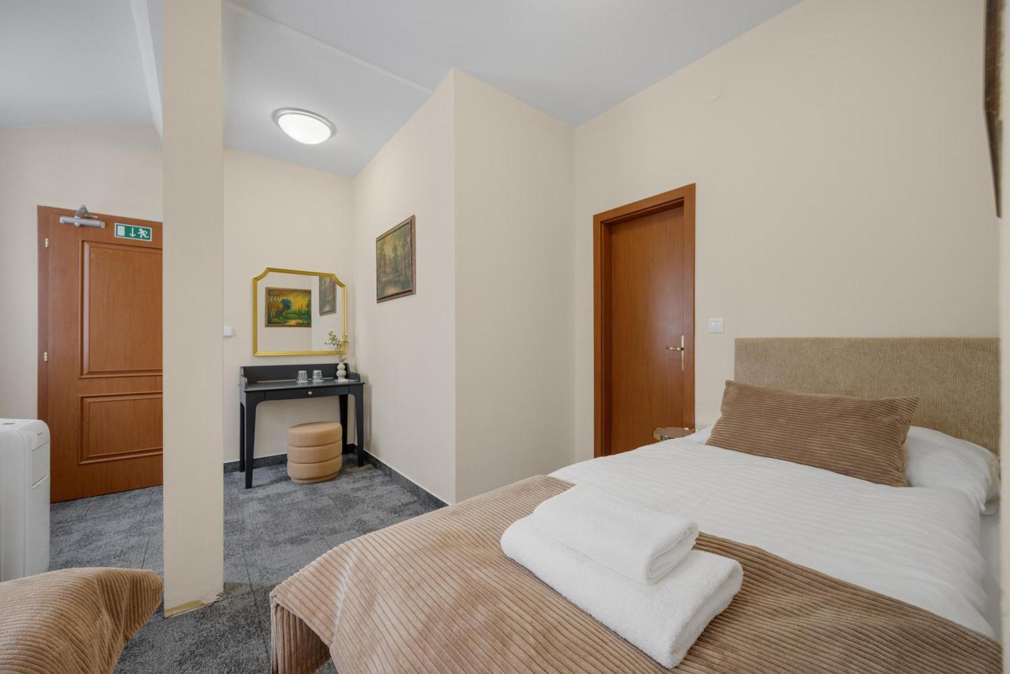 Hotel Reverie - Dependance, Check-In At Metropolitan Star Bratislava Dış mekan fotoğraf